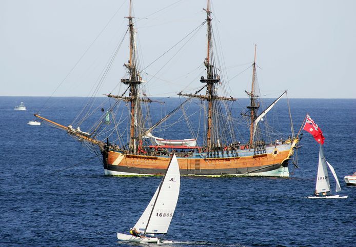 Archiefbeeld 17 april 2005: Een replica van het schip de ‘Endeavour' van de Britse ontdekkingsreiziger James Cook in Botany Bay, Sydney.