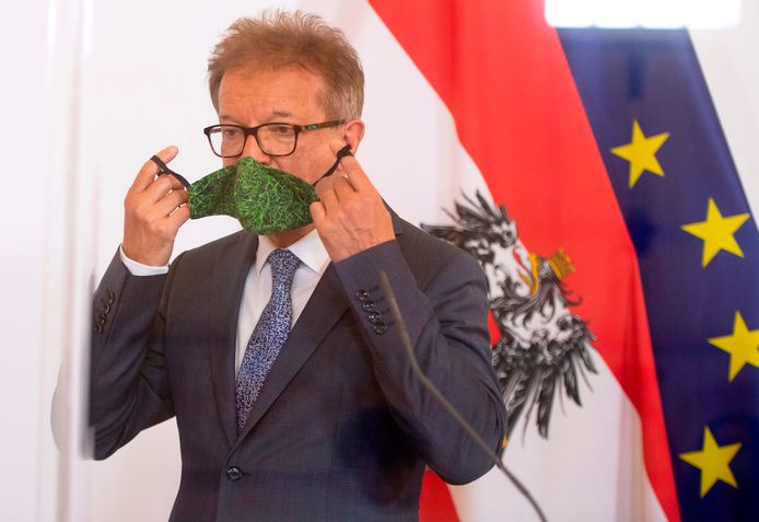 De Oostenrijkse minister van Gezondheid Rudolf Anschober roept reizigers op de regels inzake hygiëne en het houden van afstand na te leven.