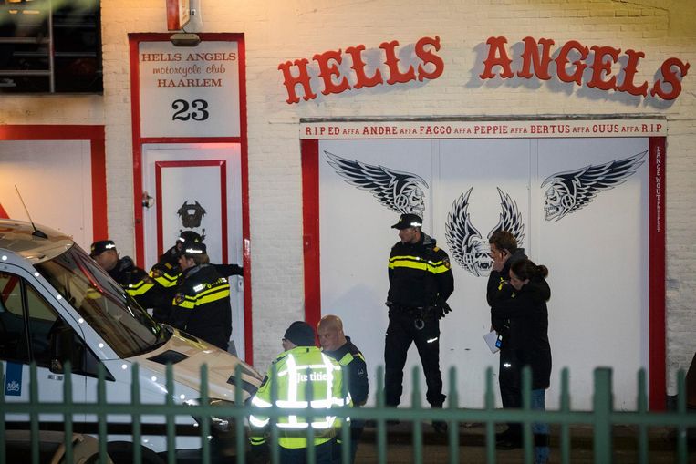 De politie doet een inval in het clubhuis van de motorclub Hells Angels in Haarlem, eerder dit jaar Beeld anp