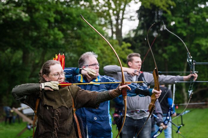 Boogschutters van De Vrije Schutter in opperste concentratie op het sportcomplex in Groot Driene.