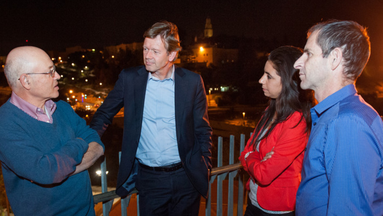 Joël Voordewind (tweede van links) in gesprek met Alan Freeman, Haneen Mgadlh en Hagai Agmon-Snir (van het Jeusalem Intercultural Center). Op de achtergrond berg Zion. Beeld Anne Paul Roukema 