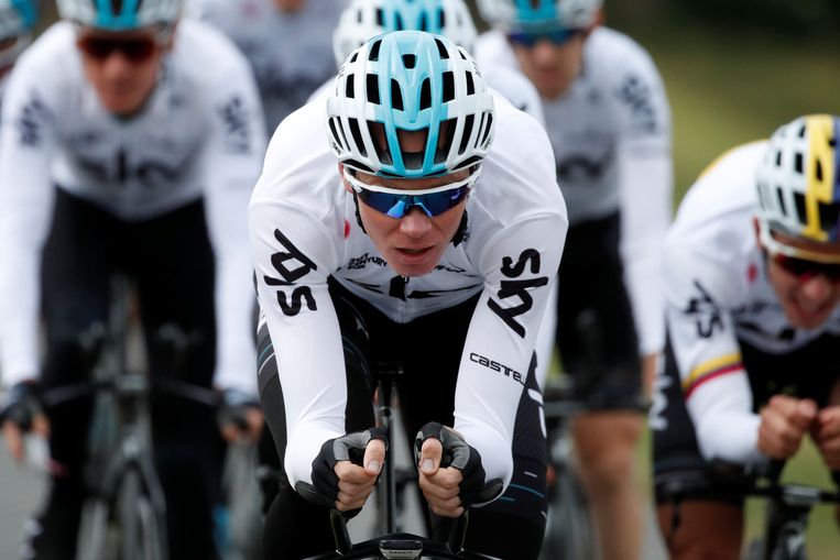 Chris Froome verkent de tijdrit in Düsseldorf met zijn Sky-ploegmaats. Beeld Photo News