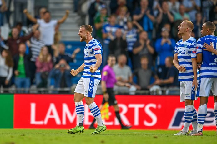 Joey Konings viert zijn goal.