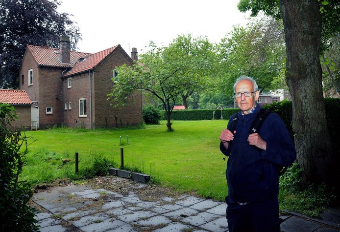 Geert van Poelgeest bij de portierswoning, die op de nominatie staat om gesloopt te worden. ,,We moeten stoppen met het wegjagen van insecten, want de gevolgen voor de natuur zijn niet te overzien. Genoeg is genoeg.”