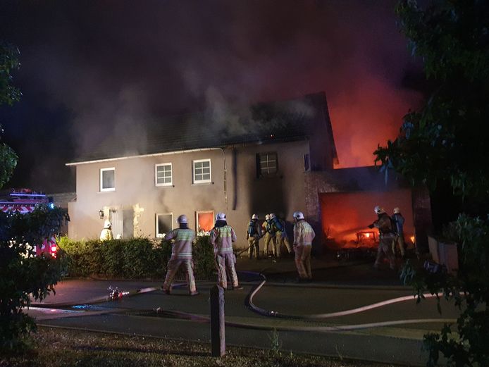Bij aankomst van de brandweer sloegen de vlammen al door het dak van de aanpalende garage.