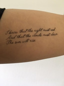 De tattoo die Linda heeft laten zetten om een zwarte periode af te sluiten: 

‘I know that the night must end 
And that the clouds must clear
The sun will rise’