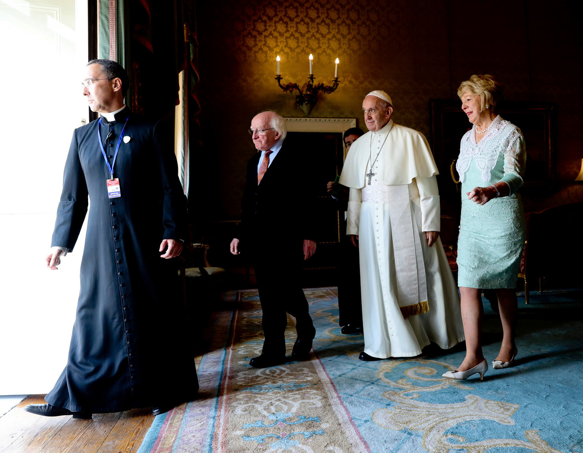 Paus Franciscus met de Ierse president Michael D Higgins en zijn vrouw Sabina (right) tijdens een bezoek aan Dublin.