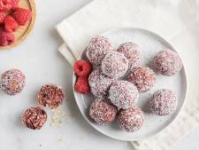 Snel recept: deze frambozen bliss balls zijn een lekker en verantwoord snackje