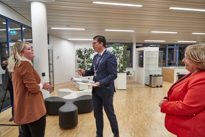 Amber Veldhuis (l) biedt burgemeester Joost van Oostrum de steunbetuigingen aan die ze kreeg op haar petitie voor het behoud van buslijn 56. Rechts wethouder Anjo Bosman, die door de gemeenteraad naar de provincie gestuurd wordt om voor de busverbinding naar Deventer te pleiten.