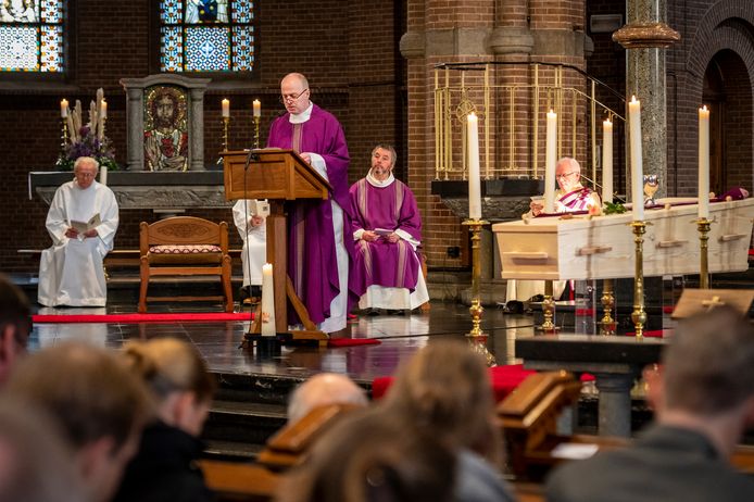 Pastoor John van de Laar - net hersteld van corona - draagt de mis op voor zijn overleden collega Inno Ponsioen.
