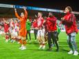 Spelers van TOP Oss vieren de overwinning op FC Eindhoven met de supporters.