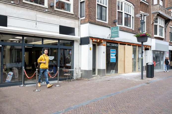 Twee leegstaande panden naast elkaar in de Langestraat in Amersfoort. De naastgelegen kapperszaak opende ruim een jaar geleden haar deuren op deze plek.