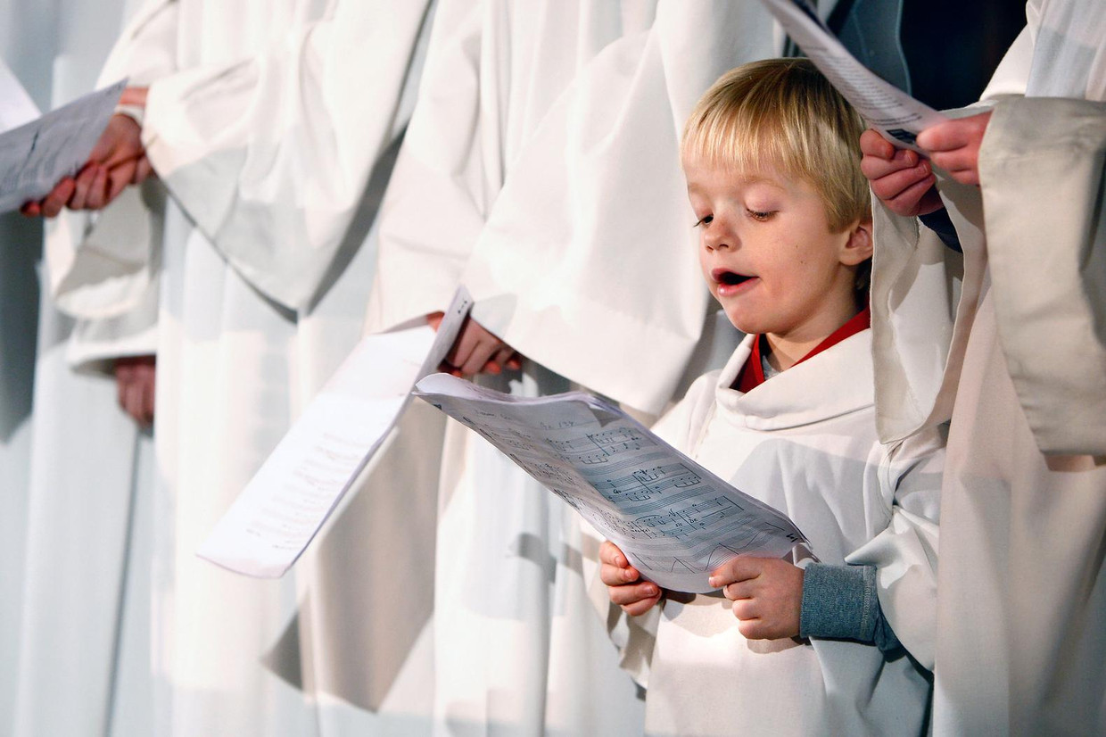 Kinderen verkleed als engelen zingen in het kerstkoor. Beeld anp