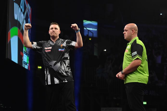 Michael van Gerwen moet toezien hoe Chris Dobey zijn overwinning viert in de finale van de openingsronde van de Premier League Darts 2023 in Belfast.