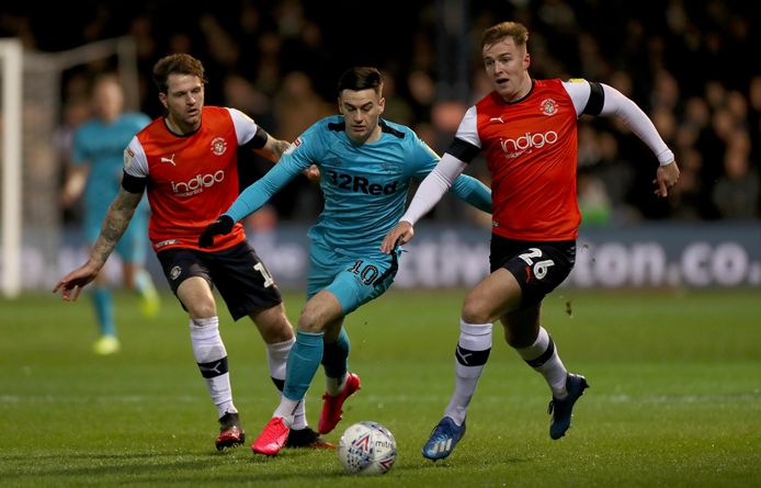 Derby County-middenvelder Tom Lawrence in actie tegen Luton Town.
