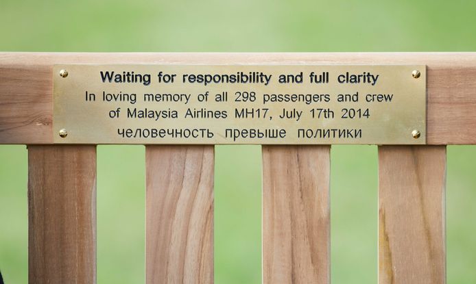 2017-07-16 10:55:25 DEN HAAG - Nabestaanden van de ramp met vlucht MH17 hebben uit protest een bankje geplaatst voor de Russische ambassade in Den Haag. Hiermee geven ze aan te wachten op verantwoordelijkheid en volledige helderheid. ANP MARTIJN BEEKMAN