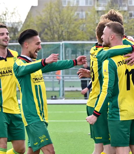 Thom Wijnalda viert feest met twee hondstrouwe fans: ‘Ze waren er zelfs doordeweeks in Monnickendam’