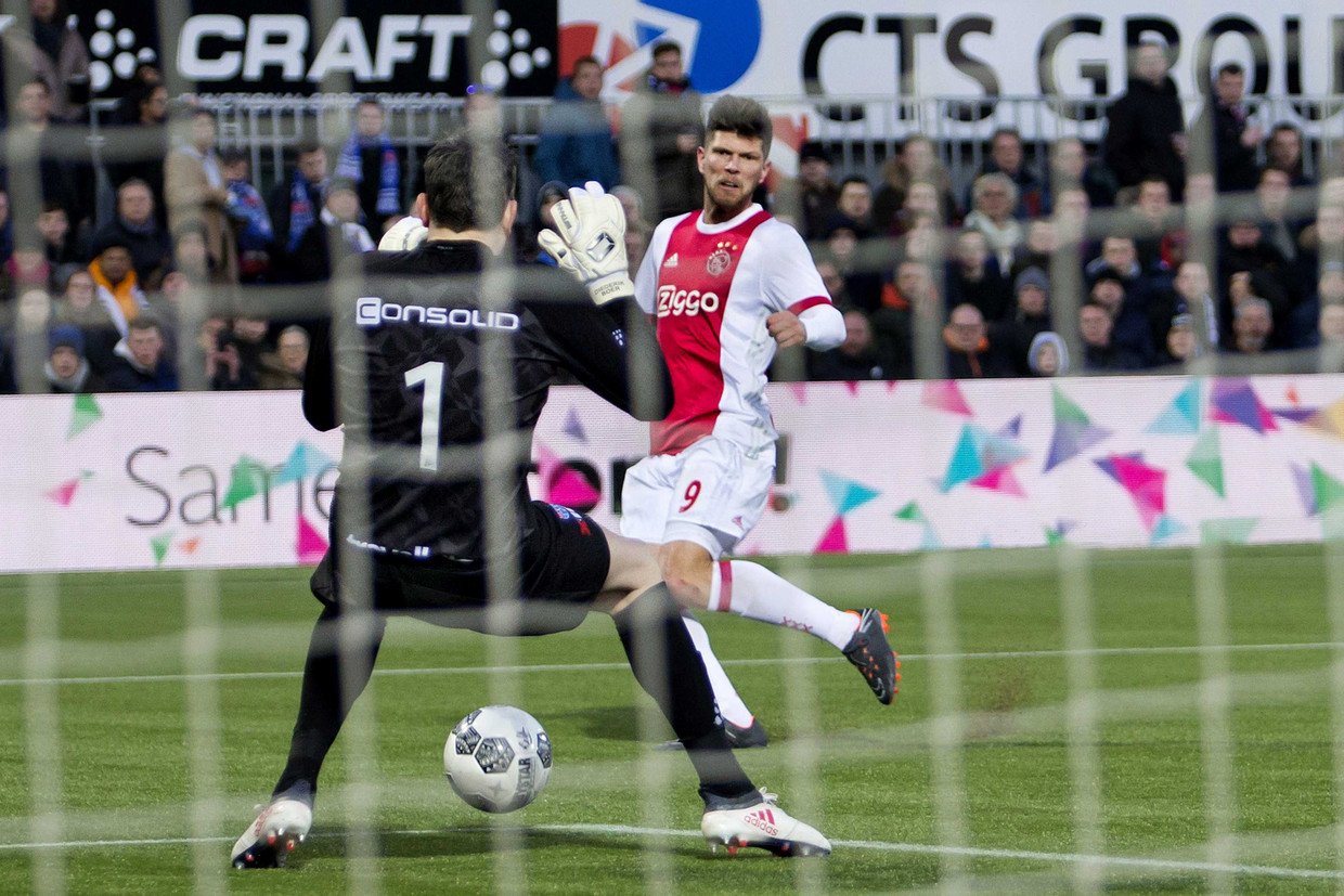 Ajax-spits Klaas-Jan Huntelaar passeert doelman Diederik Boer van PEC Zwolle. Beeld ANP Pro Shots