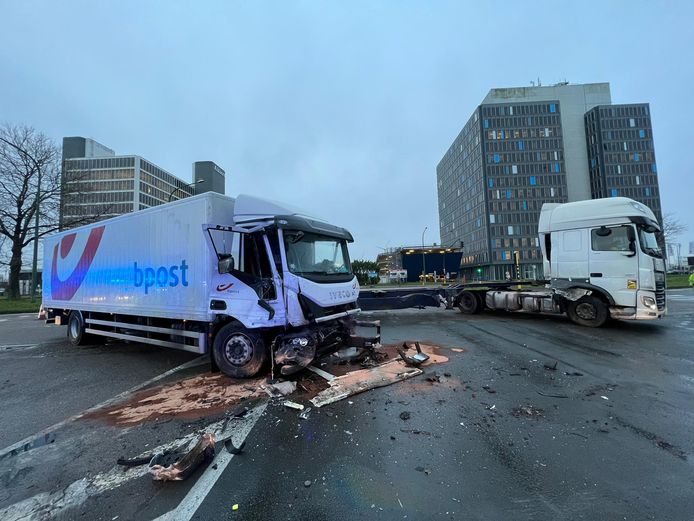 Eén van de betrokken voertuigen was een vrachtwagen van bpost.