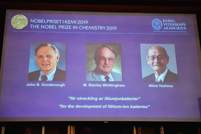 De Nobelprijs voor Chemi gaat naar drie Amerikaanse wetenschappers: John B. Goodenough, M. Stanley Whittingham en Akira Yoshino.