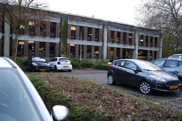 Het parkeerterrein aan de achterzijde van Kweeklust.