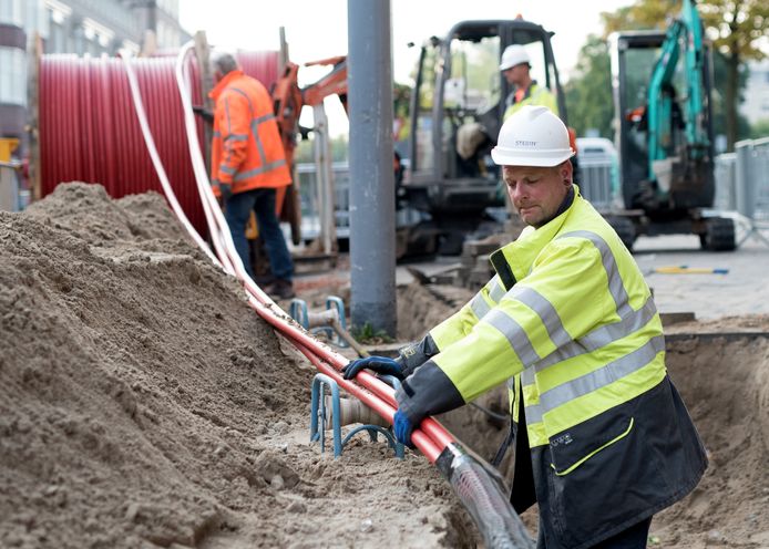 Netbeheerders moeten het elektriciteitsnet twee keer zo sterk maken en dan nog is het niet genoeg om altijd en overal voldoende energie te leveren. In heel Nederland moeten dikkere kabels de grond in.