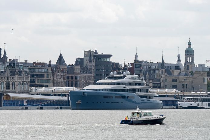 The impressive yacht - the ship even has a paddle court on board - is owned by British billionaire and Tottenham chairman Joe Louis (85).
