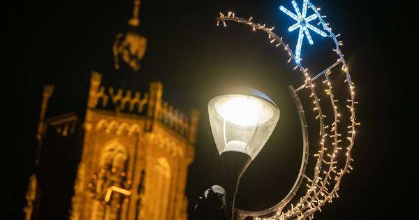 Het is hartje zomer, maar in Vinkel zijn ze al druk met de kerstverlichting - BD.nl