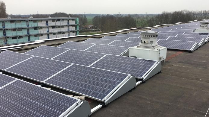 Zonnepanelen op het dak van flats in Breda-Noord.