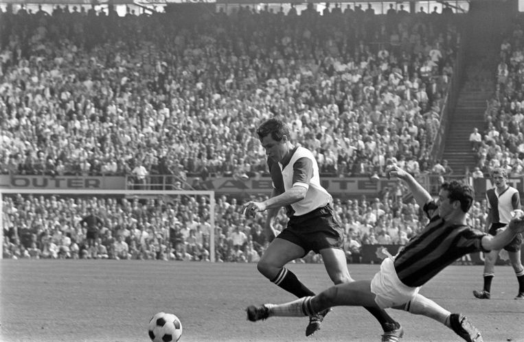 Tijdens zijn hoogtijdagen voor Feyenoord, in 1968 in de bomvolle Kuip, op de huid gezeten door voormalig ploeggenoot Theo Cornwall van DWS. Beeld Nationaal Archief