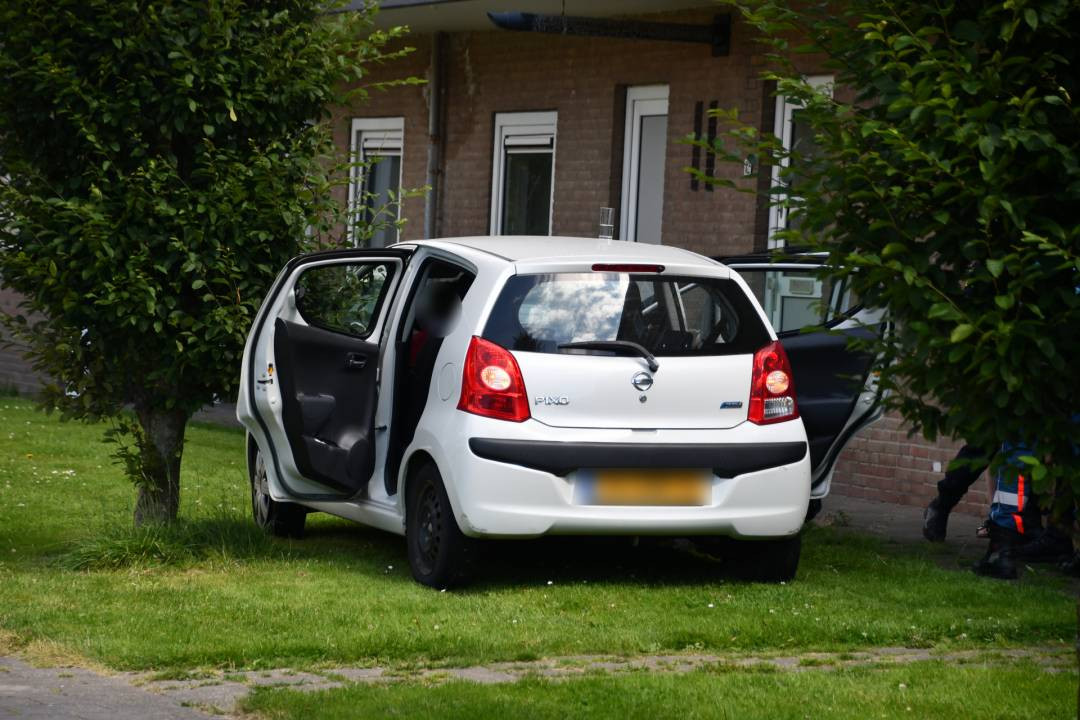 91jarige automobiliste moet rijbewijs inleveren nadat zij op een