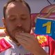 Joey Chestnut herovert wereldtitel hotdogs eten (filmpje)