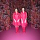 De hysterisch roze outfits van Bas Kosters voor toneelstuk De meiden vertellen een verhaal op zich