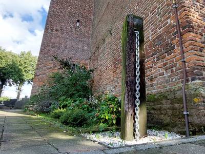 De Steenselse Pier lag ooit aan de ketting naast de kerk: ‘Het is nu echt een geuzennaam’