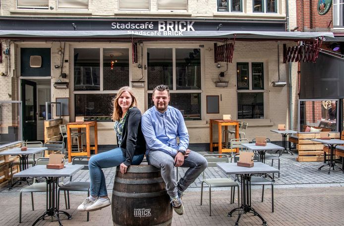 Vier dagen voor carnaval kregen Bregje van Helvert en Nick van Rijn de sleutels van het pand aan de Stadhuisstraat. Het plan: drie weken verbouwen en dan knallen. Het liep net even anders....