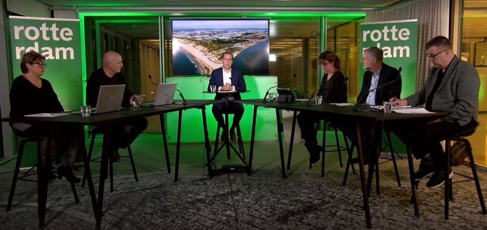 Bewonersbijeenkomst. V.l.n.r. Yvonnde de Water (bewoner HvH), Rob Koot (actiegroep), Arno Bonte (wethouder), Jacqueline Lamé (directie DCMR), Jan de Wit (directeur EMO) en Robbert Rosman (terminal manager EECV).