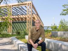 Groen, bruin, groen: als een kameleon verandert dit gebouw van kleur