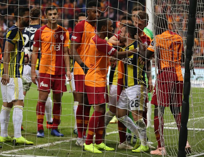 Mathieu Valbuena omsingeld door oranje-rode truitjes.