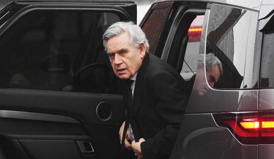 Een Britse ex-premier bijt zich verbeten vast in de Epstein-files: wat is er hier aan de hand?