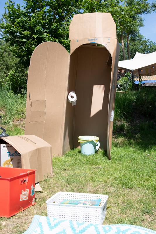 De vriendin van Frank van der Veen bedacht dat de doos van de nieuw aangeschafte koelkast wel eens uitkomst zou kunnen bieden. Dus doos in de auto en mee naar camping Bij Ons in Groesbeek. Met een stanleymes een deur snijden, toiletrol ophangen, een emmer met deksel en voila: de ultieme poepdoos is daar.