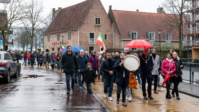 Vele tientallen Amersfoorters betuigen met tocht door de stad steun aan het volk van Iran