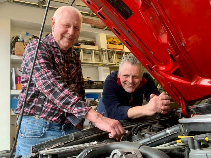 Vader Joop en zoon John sleutelen maar wat graag aan oldtimers in hun Nieuwpoortse ‘privé-garage’ 