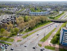 Fietsers in Apeldoorn steken deze weg straks misschien over met een brug - en er zijn meer plannen