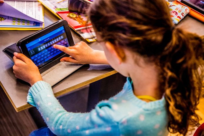 Met Snappet kunnen leerlingen opgaven en toetsen maken op hun tablet. Honderden scholen werden getroffen door een technische storing.