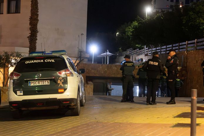 Гражданская гвардия Испании исследует парковку, где было найдено тело Гусмино.