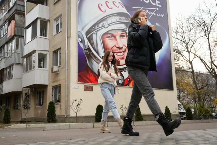 Mensen wandelen voorbij een affiche van kosmonaut Yuri Gagarin in Tiraspol, de hoofdstad van de zelfverklaarde pro-Russische republiek Transnistrië.
