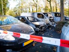 Minimaal zes auto’s beschadigd bij autobrand in Vlaardingen