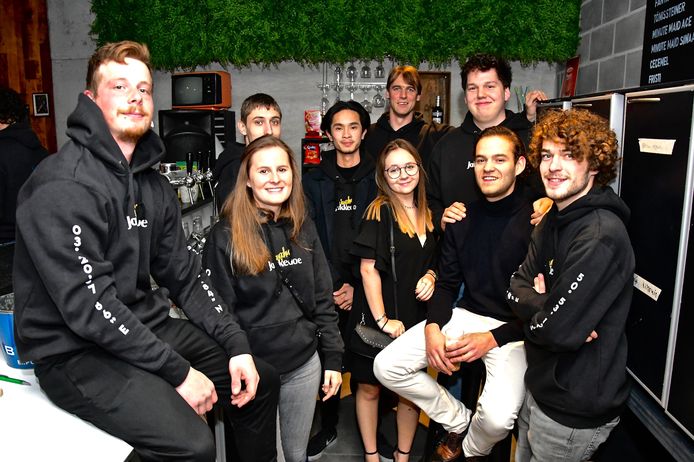 Opening jeugdhuis Jakkedoe - de groep vrijwilligers achter de toog