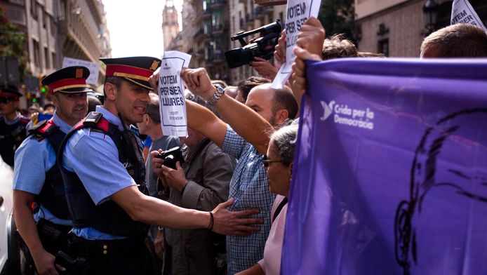 Demonstranten protesteren tegen de aanwezigheid van de agenten van de Guardia Civil.