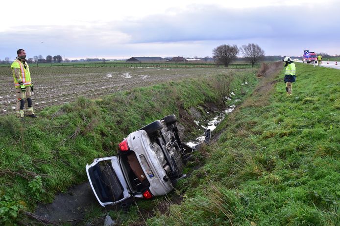 De Volkswagen Polo belandde in een diepe gracht langs de A19 in Beselare.
